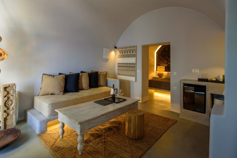 NostosOiaSantorini2025_SignatureCaveSuite_163_Booking