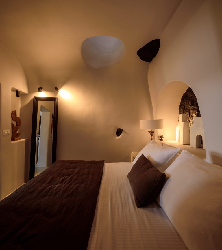 NostosOiaSantorini2025_SignatureCaveSuite_59_Booking