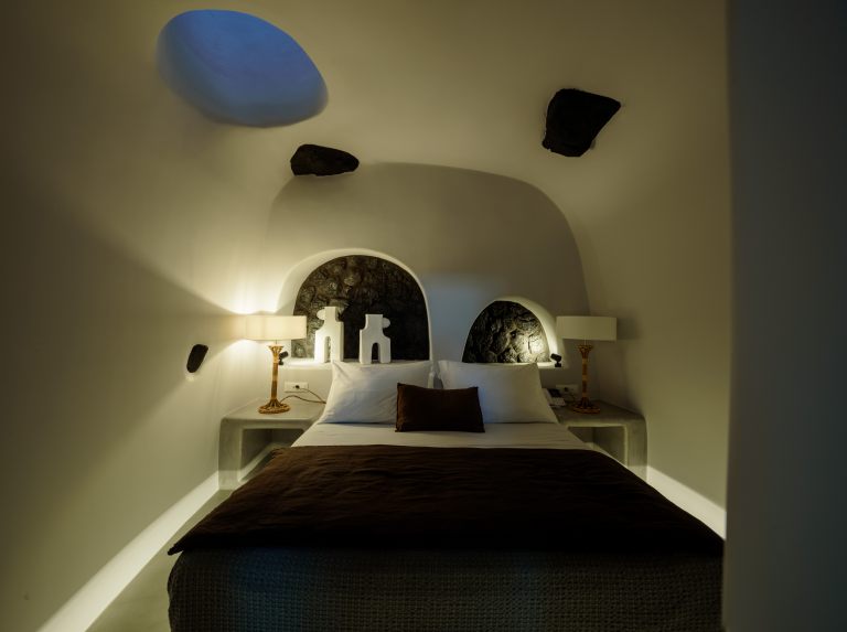 NostosOiaSantorini2025_SignatureCaveSuite_63_Booking