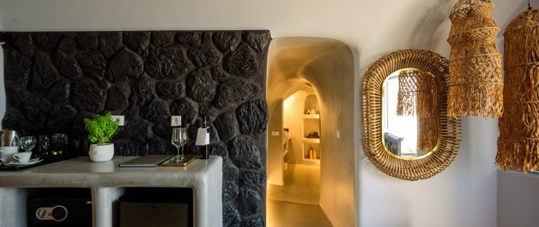 NostosOiaSantorini2025_SignatureCaveSuite_71_Booking