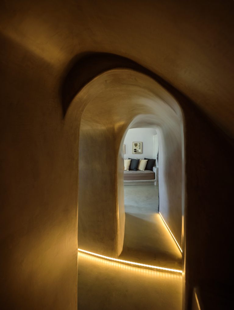 NostosOiaSantorini2025_SignatureCaveSuite_79_Booking