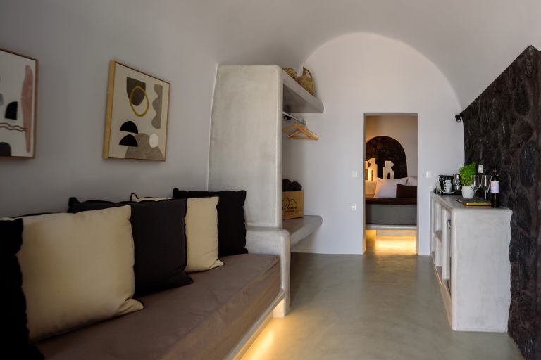 NostosOiaSantorini2025_SignatureCaveSuite_86_Booking